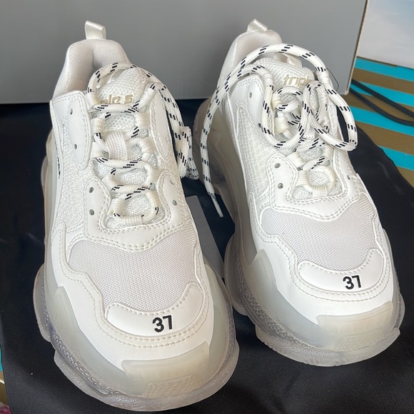 Balenciaga triple s sneaker size 37/6.5 - Picture 4 of 17